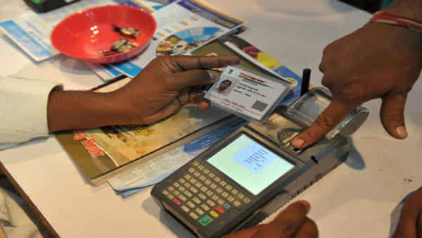 ఫింగర్ ప్రింట్తో మనీ విత్డ్రా ఈజీయే అనుకున్నారు.. కానీ.! తీగ లాగితే డొంక కదిలినట్టయింది..