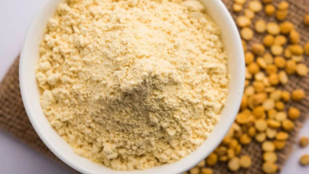 మీరు జిడ్డుగల చర్మ సమస్యలకు కూడా శనగ పిండిని ఉపయోగించవచ్చు. చర్మంపై పేరుకుపోయిన మురికి, మృతకణాలు, అదనపు నూనెను తొలగించడానికి శనగపిండి సహాయపడుతుంది. ఇది అదనపు నూనె స్రావాన్ని కూడా నియంత్రిస్తుంది.