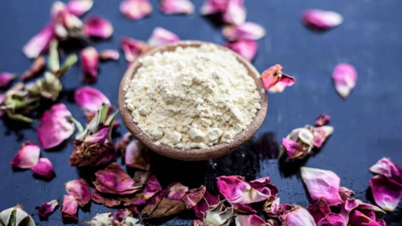 శనగపిండిలో దోసకాయ రసం, తేనె కలిపి ముఖానికి రాసుకుంటే మొటిమల మచ్చలు తొలగిపోతాయి. ఈ ఫేస్ ప్యాక్ ముఖ రంధ్రాలను శుభ్రపరుస్తుంది. మొటిమల సమస్యలను తగ్గిస్తుంది. అలాగే శెనగపిండిని నిమ్మరసం, పెరుగు, పసుపు కలిపి చర్మంపై రాసుకుంటే టాన్ వదిలిపోతుంది. ఈ ఫేస్ ప్యాక్ రాత్రిపూట వేసుకుంటే చర్మకాంతిని పెంచుతుంది.