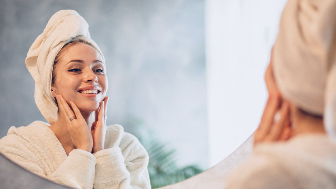 అలాగే పచ్చి పాలతో శెనగపిండిని కలిపి ముఖానికి రాసుకోవచ్చు. ఇది చర్మాన్ని ఎలాంటి ఇన్ఫెక్షన్ల బారిన పడకుండా కాపాడుతుంది. అంతేకాకుండా ఈ ఫేస్ ప్యాక్ చర్మ వృద్ధాప్యాన్ని కూడా నివారిస్తుంది.