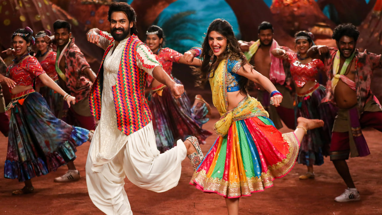 వైష్ణవ్ తేజ్, శ్రీ లీల జంటగా కొత్త దర్శకుడు శ్రీకాంత్ ఎన్ రెడ్డి తెరకెక్కించిన ఆదికేశవ సినిమా నవంబర్ 10 నుంచి 24 వాయిదా పడింది. ఈ విషయాన్ని అధికారికంగా తెలుపుతూ రిలీజ్ డేట్ పోస్టర్ విడుదల చేశారు దర్శక నిర్మాతలు. సితార ఎంటర్టైన్మెంట్స్, ఫార్చున్ 4 సంస్థలు సంయుక్తంగా ఈ సినిమాను నిర్మిస్తున్నాయి. అవుట్ అండ్ అవుట్ మాస్ ఎంటర్టైనర్గా ఆదికేశవ వస్తుంది.