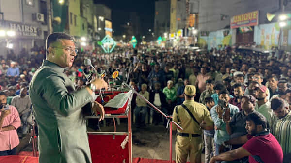 Telangana: ప్రచారం ఆపాలన్న పోలీస్.. అక్బరుద్దీన్ మాస్ వార్నింగ్.. ఆ తరువాత ఏమైందంటే..