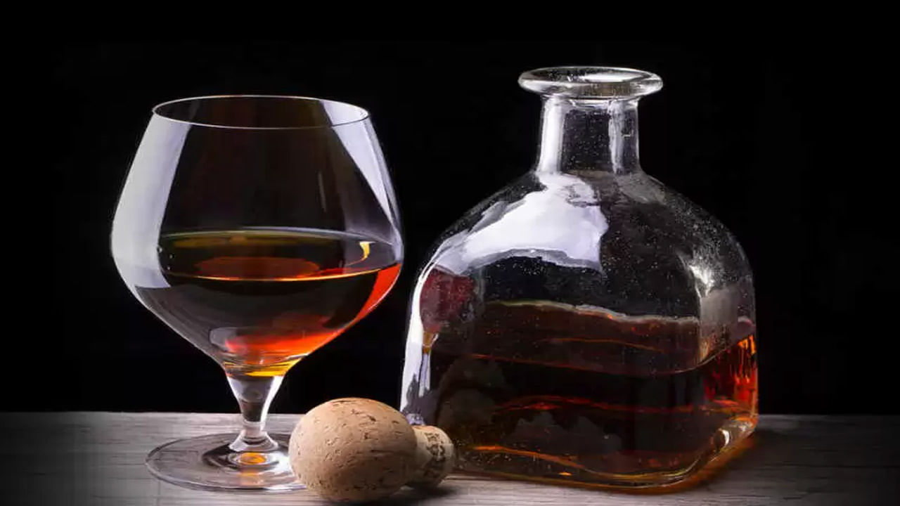 Alcohol for Health: శీతాకాలంలో మద్యం సేవిస్తే.. దగ్గు, జలుబు నయం అవుతాయా? దీనిలో నిజమెంత..