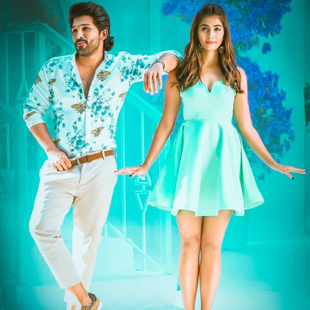 ఈ సినిమాలో దీపికా పడుకోణెతో పాటు పూజా హెగ్డే కూడా ఓ హీరోయిన్గా నటిస్తారనే టాక్ ఉంది. అల్లు అర్జున్, పూజా హెగ్డేది ఆల్రెడీ హిట్ పెయిర్. డ్యాన్స్ ఫ్లోర్ల మీదే కాదు, సన్నివేశాల్లోనూ ఇద్దరూ ఒకరితో ఒకరు పోటీ పడి చేస్తారనే పేరుంది ఈ జంటకు.