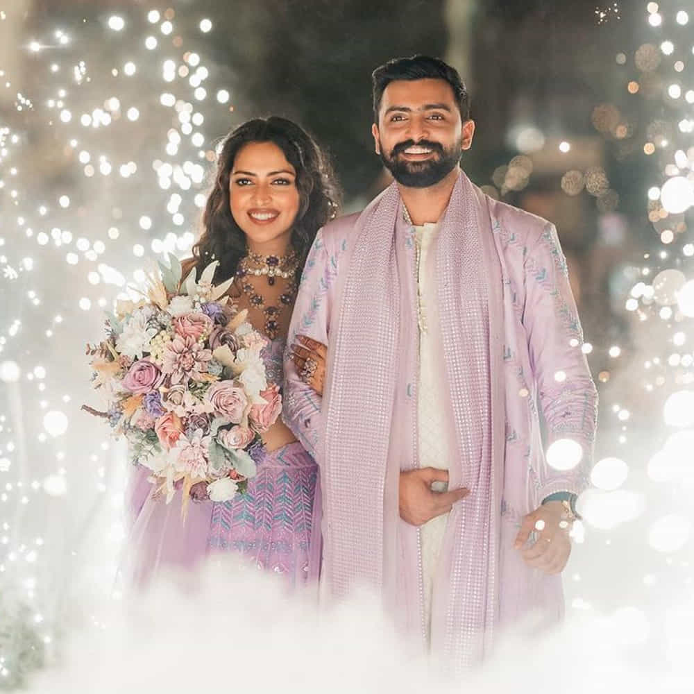 పెళ్లి వేడుకలో అమలా పాల్ లావెండర్ కలర్ లెహంగా ధరించగా.. ఆమె ప్రియుడు జగత్ సైతం ప్రియురాలికి మ్యాచింగ్ గా లావెండర్ కలర్ షేర్వాణి ధరించారు. ప్రస్తుతం వీరి పెళ్లి ఫోటోస్ నెట్టింట వైరలవుతున్నాయి.