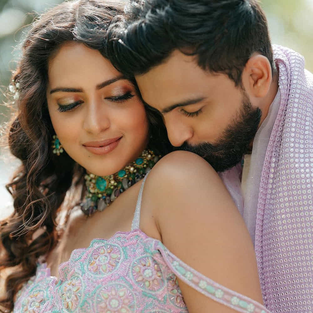 కాగా అక్టోబర్ 26న అమలా పాల్ బర్త్ డే సందర్భంగా ఆమెకు ప్రపోజ్ చేశాడు జగత్. బర్త్ డే పార్టీలో మోకాళ్లపై కూర్చుని నన్ను పెళ్లి చేసుకుంటావా ? అని అందరి ముందే అడిగాడు. మొదట సర్ ప్రైజ్ అయిన అమలా.. ఆ తర్వాత నవ్వుతూ ఓకే చెప్పేసింది.
