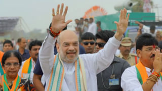 PM Modi: కామారెడ్డి మోదీ సభలో కీలక పరిణామం.. విలువైన బహుమతిని అందించిన బీజేపీ నేతలు..