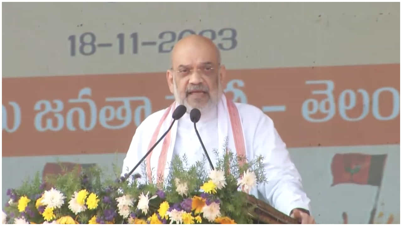 ఇచ్చిన హామీలను కేసీఆర్‌ నిలబెట్టుకోలేదని, గద్వాలలో పేదలకు 500 ఇళ్లు ఇస్తానని ఇవ్వలేదని అమిత్ షా అన్నారు.  రైతులకు కనీస హక్కులు ఇవ్వకుండా కేసీఆర్‌ మోసం చేశారన్నారు. అబద్ధపు మాటలతో కేసీఆర్‌ ప్రజల్ని మోసం చేస్తున్నారన్న ఆయన తెలంగాణలో బీఆర్‌ఎస్‌‌కు వీఆర్ఎస్ ఇచ్చే సమయం వచ్చిందన్నారు. డబుల్‌ ఇంజిన్‌ సర్కార్‌ వస్తే తెలంగాణ వేగంగా అభివృద్ధి చెందుతుందన్నారు.