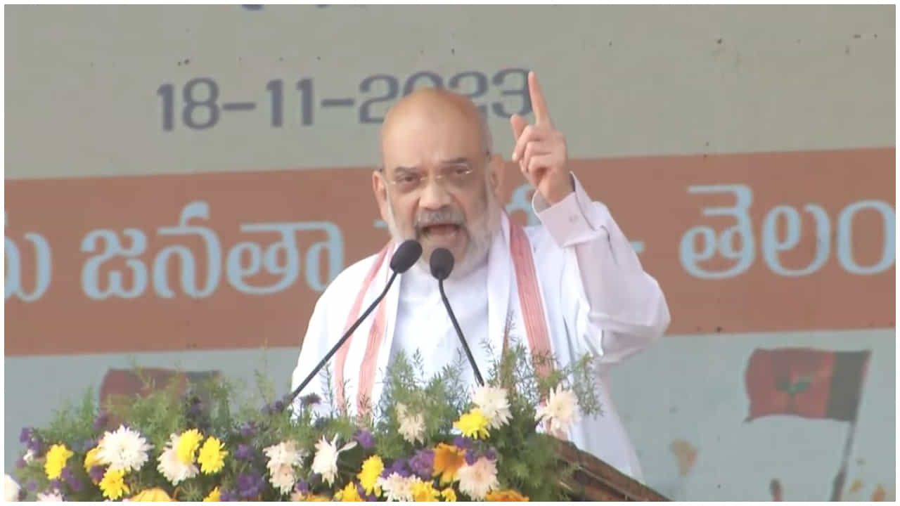 మోసాలు, అబద్ధాల్లో కేసీఆర్‌ వరల్డ్‌ రికార్డు కొట్టారని అమిత్ షా ఆరోపించారు. బీఆర్‌ఎస్‌కు వీఆర్‌ఎస్‌ ఇచ్చే టైమ్‌ వచ్చిందని, మోదీ డబుల్‌ ఇంజిన్‌ సర్కార్‌ వస్తేనే తెలంగాణ భవిష్యత్‌ బాగుంటుందన్నారు అమిత్‌ షా. 

