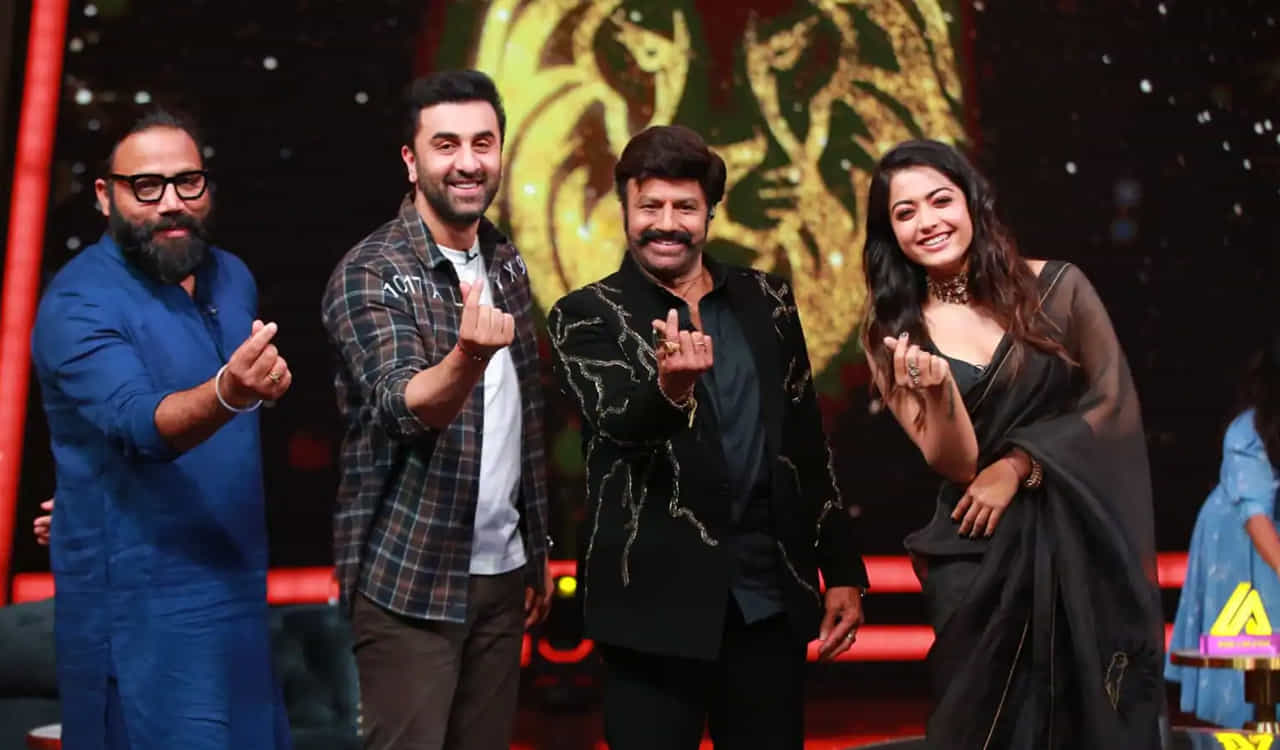 రణ్బీర్ కపూర్, సందీప్ రెడ్డి వంగా కాంబినేషన్లో వస్తున్న యాక్షన్ ఫ్యామిలీ ఎంటర్టైనర్ సినిమా యానిమల్. డిసెంబర్ 1న ఈ సినిమా విడుదల కానుంది. ఈ మధ్యే యానిమల్ టీం ఆహాలోని అన్స్టాపబుల్ షోకు వచ్చారు. నవంబర్ 24 నుంచి ఆహాలో ఇది స్ట్రీమింగ్ అవుతుంది. దీనికి అదిరిపోయే రెస్పాన్స్ వస్తుంది. ముఖ్యంగా రికార్డ్ వ్యూస్తో రచ్చ చేస్తుంది యానిమల్ ఎపిసోడ్. బాలయ్యతో రణ్బీర్ కపూర్ చేసిన అల్లరి అదరహో అనిపిస్తుంది.