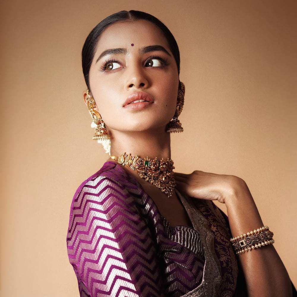 అనుపమ పరమేశ్వరన్.. ప్రత్యేకంగా పరిచయాలు అవసరం లేని పేరు. అందం ఉన్నా.. పాపం అదృష్టం లేక స్టార్ హీరోయిన్ అనే హోదాకు చాలా దూరంలోనే ఆగిపోయింది ఈ బ్యూటీ. ఒకప్పుడు వరస విజయాలతో పాటు అవకాశాలు కూడా అందుకున్న అనుపమ.. చేజేతులా బంగారం లాంటి కెరీర్ పాడు చేసుకుంది.