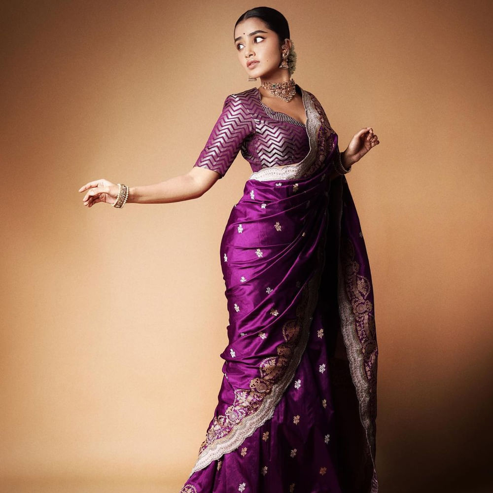 అందులోనూ ముఖ్యంగా చెప్పుకోవాల్సిన సినిమా టిల్లు స్క్వేర్. ఎందుకంటే ఈ సినిమాలో అమ్మడు అందాల ఆరబోతకు తెర తీసింది కాబట్టి. అవకాశాల కోసం హీరోయిన్ల దగ్గర ఉన్న చివరి అస్త్రం గ్లామర్ షో. కొందరైతే ఎప్పటికీ గ్లామర్ షోకు నో చెప్తూనే ఉంటారు కానీ మరికొందరు మాత్రం అప్పటి వరకు పద్దతిగా కనిపించినా ఓ సమయంలో కాస్త పట్టువిడుపు ప్రదర్శిస్తుంటారు. 