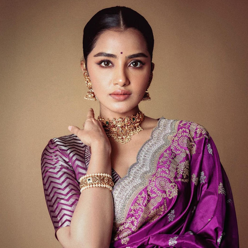 అనుపమ ఇమేజ్‌తోనే ఓపెనింగ్స్ మరింత బలంగా ఉండబోతున్నాయి. ఫిబ్రవరి 9న విడుదల కానుంది టిల్లు స్క్వేర్. కేవలం అనుపమ పరమేశ్వరన్ మాత్రమే కాదు.. కీర్తి సురేష్ సైతం ఈ మధ్య కాస్త పట్టువిడుపు ప్రదర్శిస్తుంది. లాస్ట్ ఇయర్ సర్కారు వారి పాటలో  అప్పటి వరకు చూడని కీర్తి కనిపించింది. మహేష్‌తో ఛాన్స్ రావడంతో.. గ్లామర్ డోస్ పెంచేసింది ఈ బ్యూటీ.