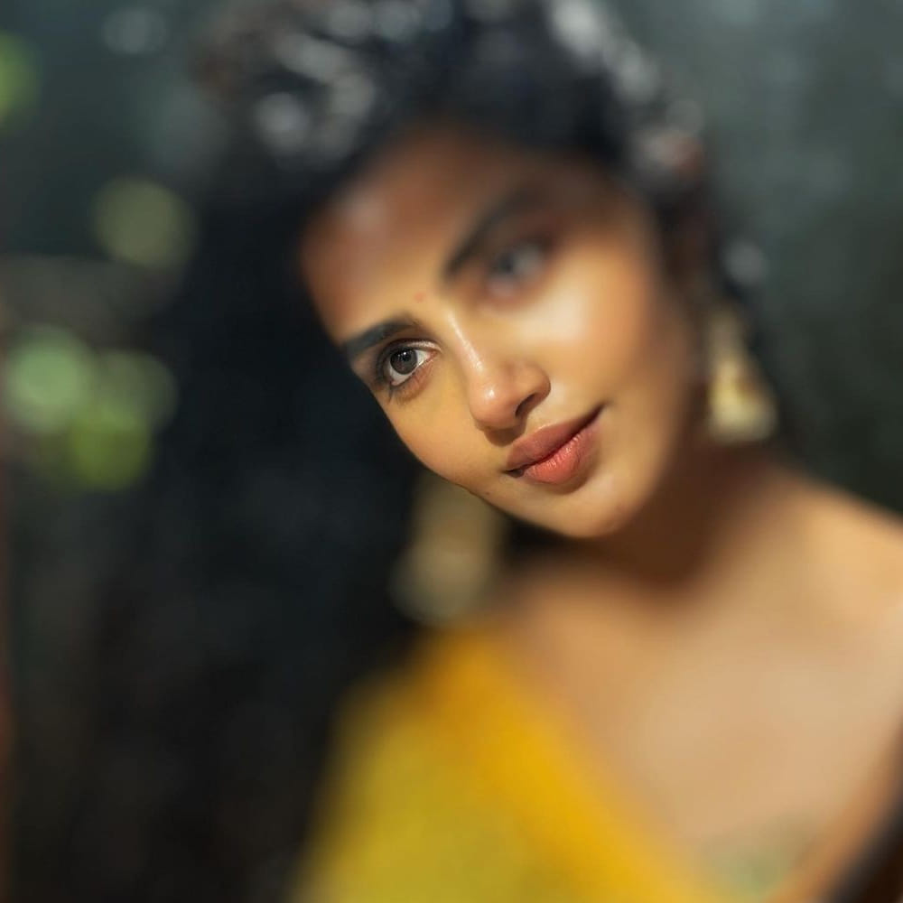 ఉప్పెనతో సెన్సేషనల్ ఎంట్రీ ఇచ్చిన కృతి శెట్టికి గ్లామర్ షో చేయాల్సిన అవసరం రాకుండానే వరస ఆఫర్స్ వచ్చేసాయి. కానీ ఈ మధ్య ఫ్లాపులు కూడా వరసగానే వచ్చేయడంతో.. గ్లామర్ షో మినహా మరో ఆప్షన్ లేకుండా పోయింది ఈ భామకు. అందుకే సోషల్ మీడియాలో ఎప్పటికప్పుడు హాట్ షోతో మతులు చెడగొడుతుంది బేబమ్మ. మొత్తానికి ఇండస్ట్రీలో ఆఫర్స్ కోసం హీరోయిన్లకు ఈ తిప్పలు అయితే తప్పట్లేదు. 