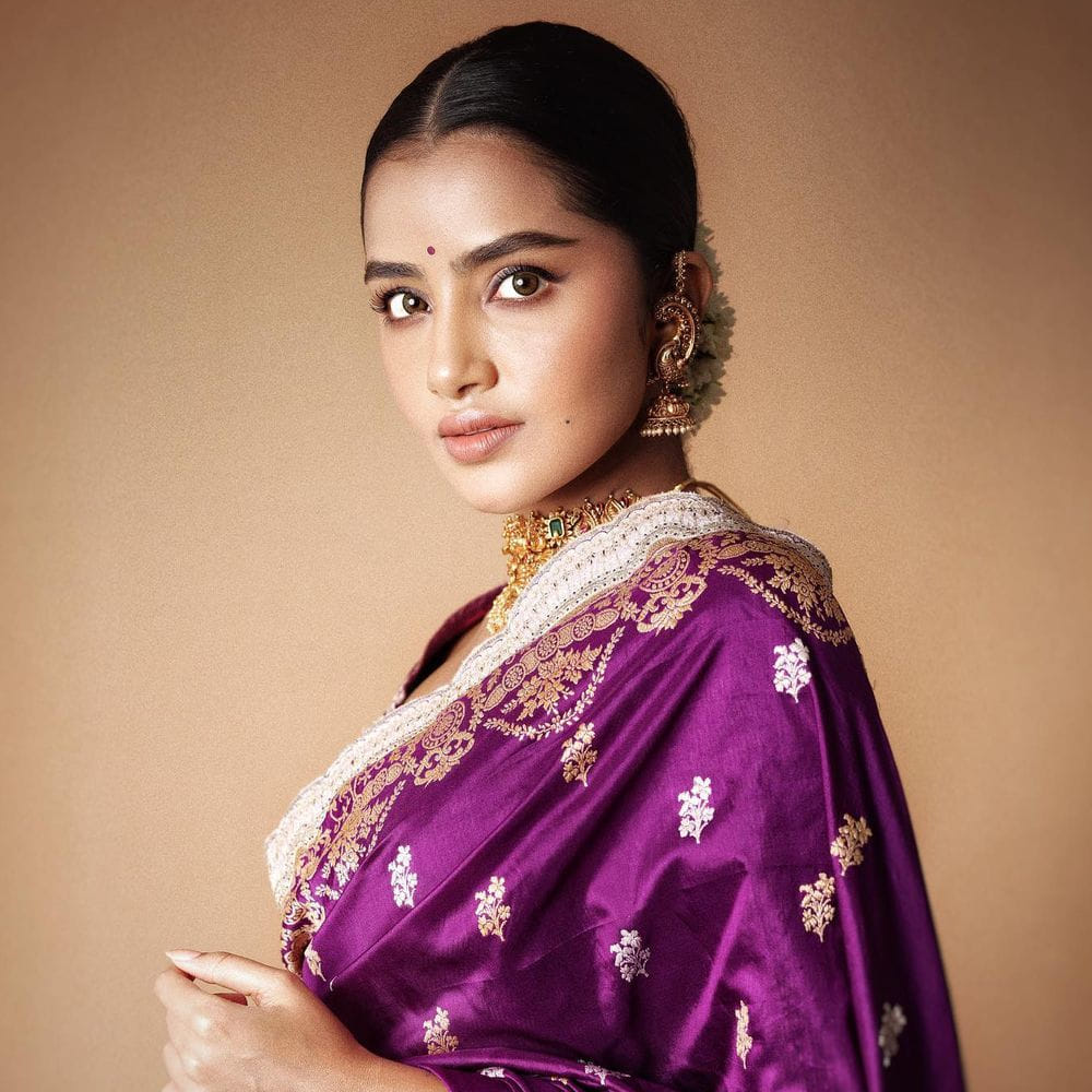 తాజాగా అనుపమ పరమేశ్వరన్ తీరు చూస్తుంటే ఇదే అనిపిస్తుంది. కెరీర్ మొదట్నుంచీ గ్లామర్‌కు దూరంగా ఉండి.. ఇప్పుడిప్పుడే అటు వైపు అడుగులేస్తుంది ఈ బ్యూటీ. అయినా కెరీర్‌లో ఓ టైమ్ వచ్చాక హీరోయిన్స్ మారిపోతుంటారు. దీనికి అనుపమ పరమేశ్వరన్‌ బెస్ట్ ఎగ్జాంపుల్. కెరీర్ మొదట్లో చాలా అంటే చాలా పద్దతిగా కనిపించింది ఈ బ్యూటీ.