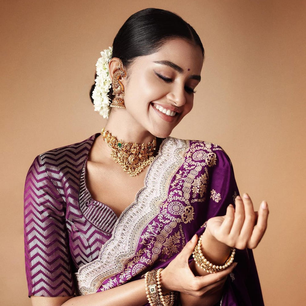 కానీ కొన్నేళ్లుగా ట్రెండ్‌కు తగ్గట్లు అనుపమ మారిపోయింది. మెల్లగా గ్లామర్ వైపు అడుగులేస్తుంది. గతేడాది రౌడీ బాయ్స్ సినిమాలో ఏకంగా లిప్ లాక్స్ కూడా ఇచ్చింది ఈ భామ. అసలు ఈమె నుంచి లిప్ లాక్ సీన్స్ ఎక్స్‌పెక్డ్ చేయడం చిన్న విషయం కాదు. కానీ చేసి చూపించింది అనుపమ. తాజాగా టిల్లు స్వ్కేర్‌లో మరింతగా రెచ్చిపోతుంది అనుపమ.