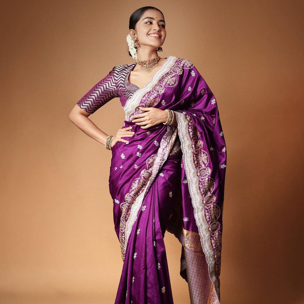 డిజే టిల్లు సీక్వెల్‌గా వస్తున్న ఈ సినిమాలో సిద్ధూ జొన్నలగడ్డతో రొమాన్స్ బాగానే పండిస్తుంది అనుపమ. ఫస్ట్ సాంగ్‌లోనూ అమ్మడు రెచ్చిపోయింది. తాజాగా విడుదలైన పాటలోనూ అను అందాలే ప్రధానాకర్షణ. క్లీవేజ్ షోలతో సైతం కిక్కెక్కిస్తుంది అనుపమ. పాటల్లోనే ఈ రేంజ్‌లో రెచ్చిపోతుంటే.. రేపు సినిమాలో ఎలా ఉంటుందో అనే అంచనాలు బాగా పెరిగిపోయాయి. డిజే టిల్లు సీక్వెల్‌కు సిద్ధూ ఎంత స్టార్ అట్రాక్షన్ అవుతాడో.. అంతకుమించి అనుపమ అందాలు ఈ సినిమాకు మెయిన్ అట్రాక్షన్ కాబోతున్నాయి.