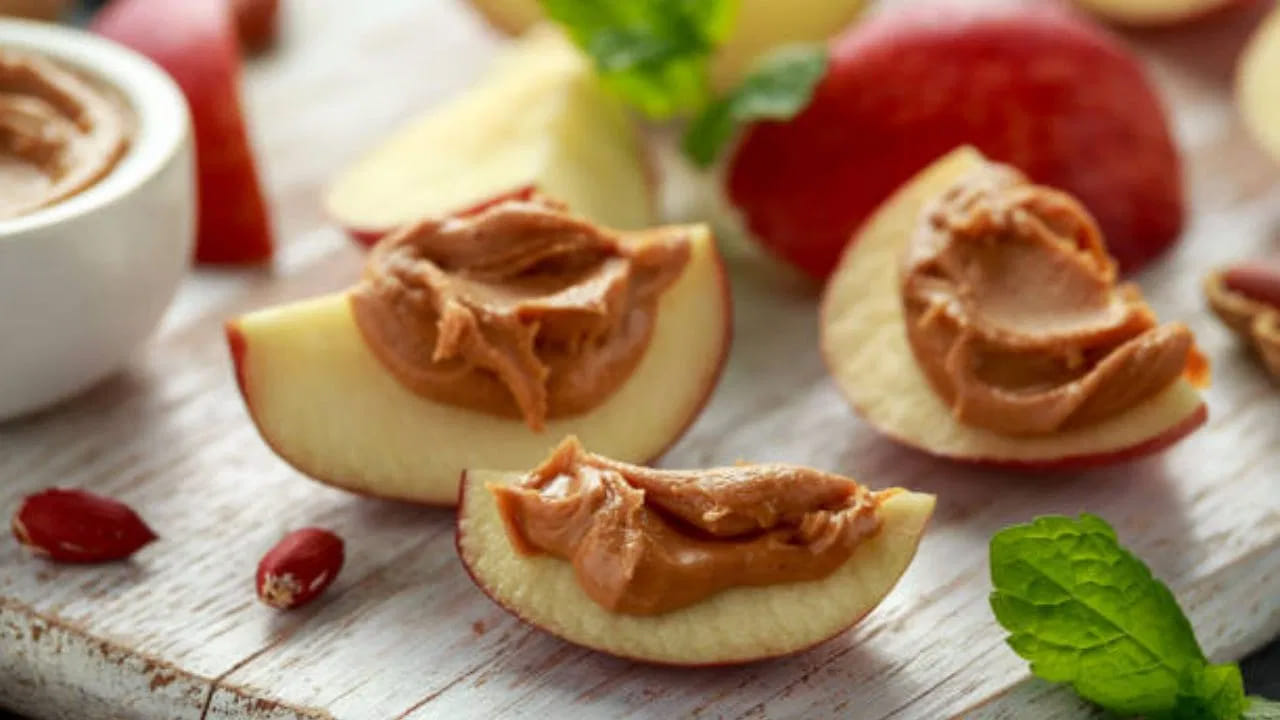 దీంతో తాజా యాపిల్స్ కొన్న కొద్ది రోజుల్లోనే పాడైపోతాయి. అయితే కొన్ని ట్రిక్స్ తెలిస్తే యాపిల్స్ ఎక్కువ కాలం నిల్వ చేసుకోవచ్చు యాపిల్స్‌ను ఎక్కువ కాలం నిల్వ ఉంచాలనుకుంటే, వాటిని సూర్యకాంతికి దూరంగా ఉంచాలి. దీని కోసం రిఫ్రిజిరేటర్ లోపల కూరగాయల బాక్స్‌లో ఉంచాలి.