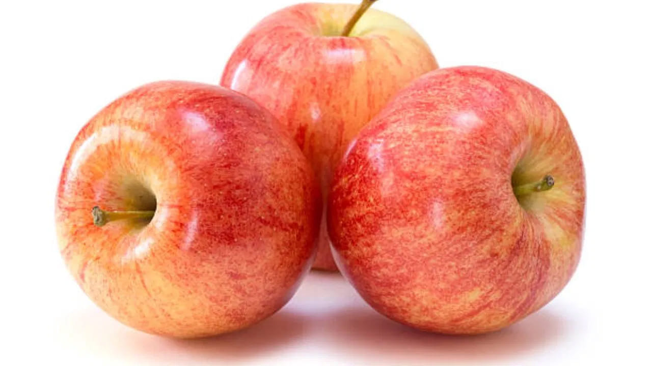 రిఫ్రిజిరేటర్‌లో నిల్వ చేయడానికి అనువైన ఉష్ణోగ్రత 30 నుంచి 35 డిగ్రీల ఫారెన్‌హీట్. ఒకేసారి చాలా యాపిల్స్ కొంటే హడావుడిగా భద్రపరచకుండా.. వీలైనంత శుభ్రమైన ప్రదేశంలో నిల్వ చేయాలి. వార్తాపత్రిక లేదా క్రాఫ్ట్ పేపర్‌లో ఒక్కొక్కటిగా చుట్టి ఫ్రిజ్‌లో ఉంచితే చాలా కాలం పాటు నిల్వ చేయవచ్చు.