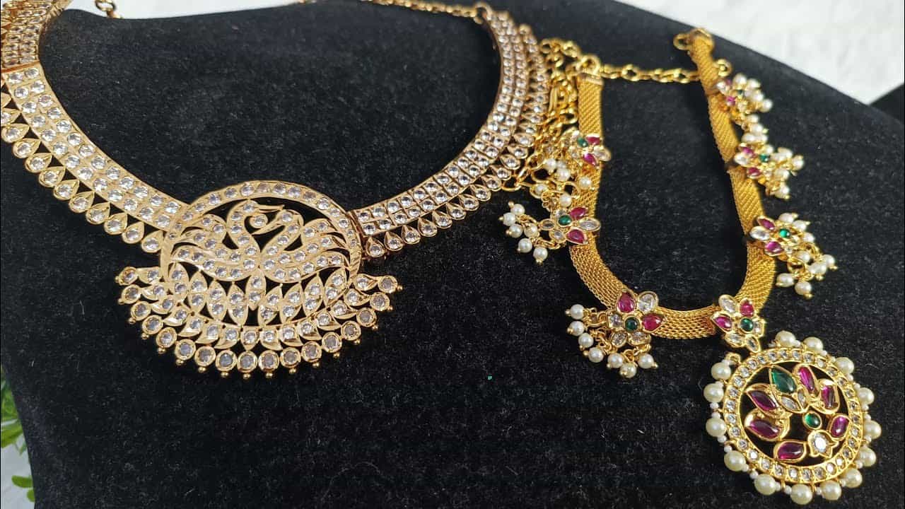 బంగారు నగలే కాదు.. ఆర్టిఫిషియల్ నగలన్నా మహిళలు ఇష్ట పడతారు. బంగారు నగలు కొనాలంటే ఆలోచిస్తారు కానీ.. ఆర్టిఫిషియల్ నగలు అయితే చాలానే కొంటారు. ఇక వారి డ్రెస్సింగ్ స్టైల్ కి తగ్గట్టు, శారీస్ మీదకు మ్యాచింగ్ ఇలా చాలా వాటికి సెట్ అయినవి తీసుకుంటూ ఉంటారు. ఆర్టిఫిషియల్ నగల్లో ఎన్ని వెరైటీలు ఉంటాయో చెప్పడం కష్టమే.