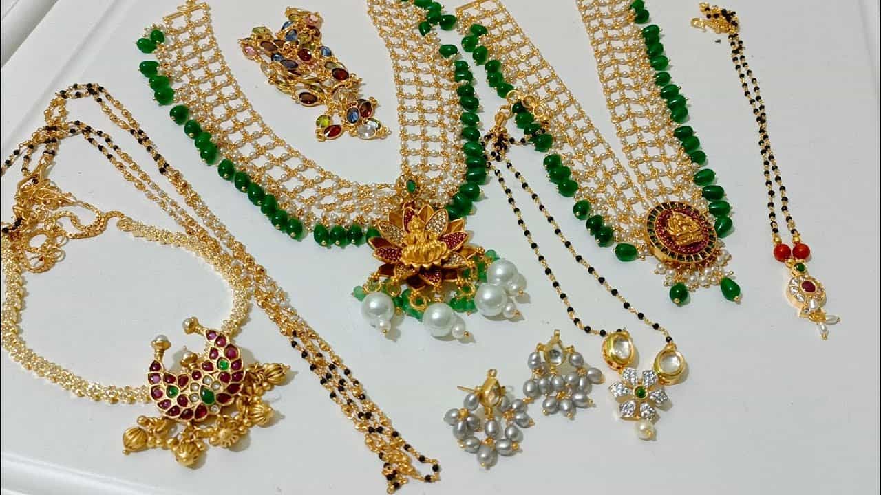 అయితే వీటిల్లో మెటల్ కలుస్తుంది కాబట్టి.. కొంతమందికి పడదు. స్కిన్ అలర్జీ అనేది వస్తుంది. చర్మం ఎర్రబడటం, దద్దుర్లు, దురద వంటివి కలుగుతాయి. ఇలాంటి వారు ఇకపై బాధ పడాల్సిన అవసరం లేదు. ఇప్పుడు చెప్పే టిప్స్ ఫాలో చేస్తే కనుక.. మంచి రిజల్ట్ ఉంటుంది. అవేంటో చూసేద్దాం.