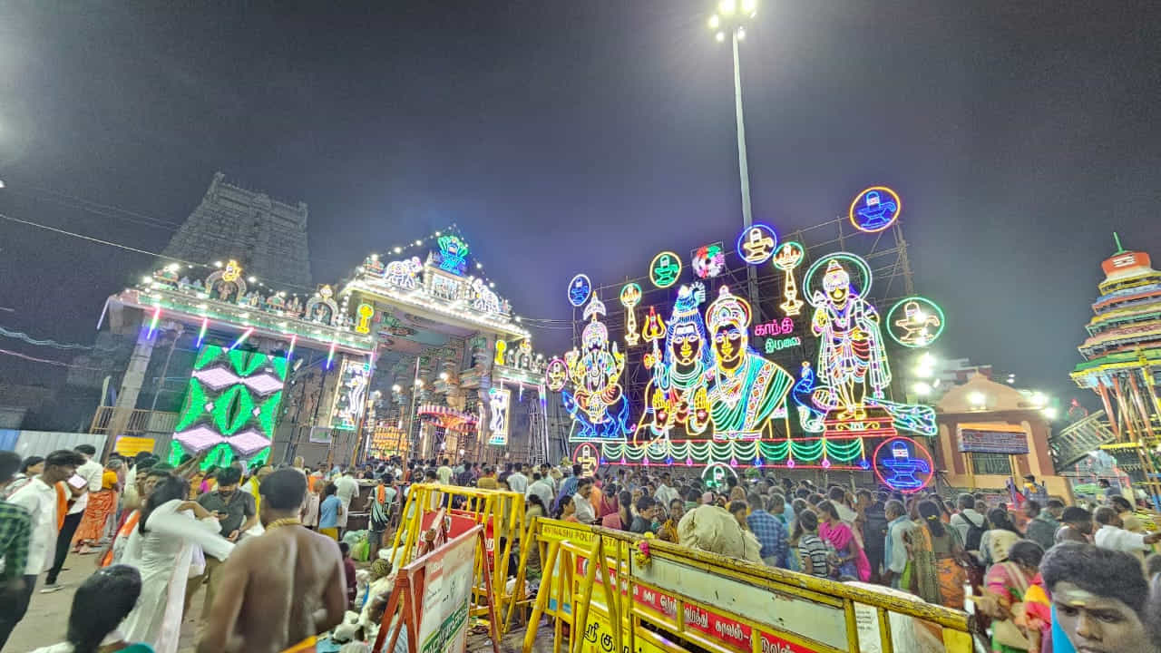 కార్తీక దీపోత్సవాల్లో మరో అద్భుత ఘట్టం మహాదీపం. ఈ మహాదీపాన్ని ఆలయం వెనుకవైపు ఉన్న 2,668 అడుగుల ఎత్తయిన కొండపై కార్తీక పౌర్ణమి ఘడియల్లో ఆదివారం సాయంత్రం 6 గంటలకు వెలిగిస్తారు.