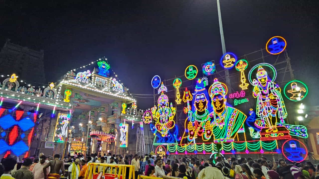 భక్తులు, ఆలయ నిర్వాహకులు ఈ మహాదీపాన్ని శివనామ స్మరణలతో ఊరేగింపుగా కొండపైకి తీసుకు వెళ్లారు. ఈ మహాదీపాన్ని వీక్షించేందుకు అరుణాచలక్షేత్రానికి వేలాదిగా భక్తులు పోటెత్తారు.