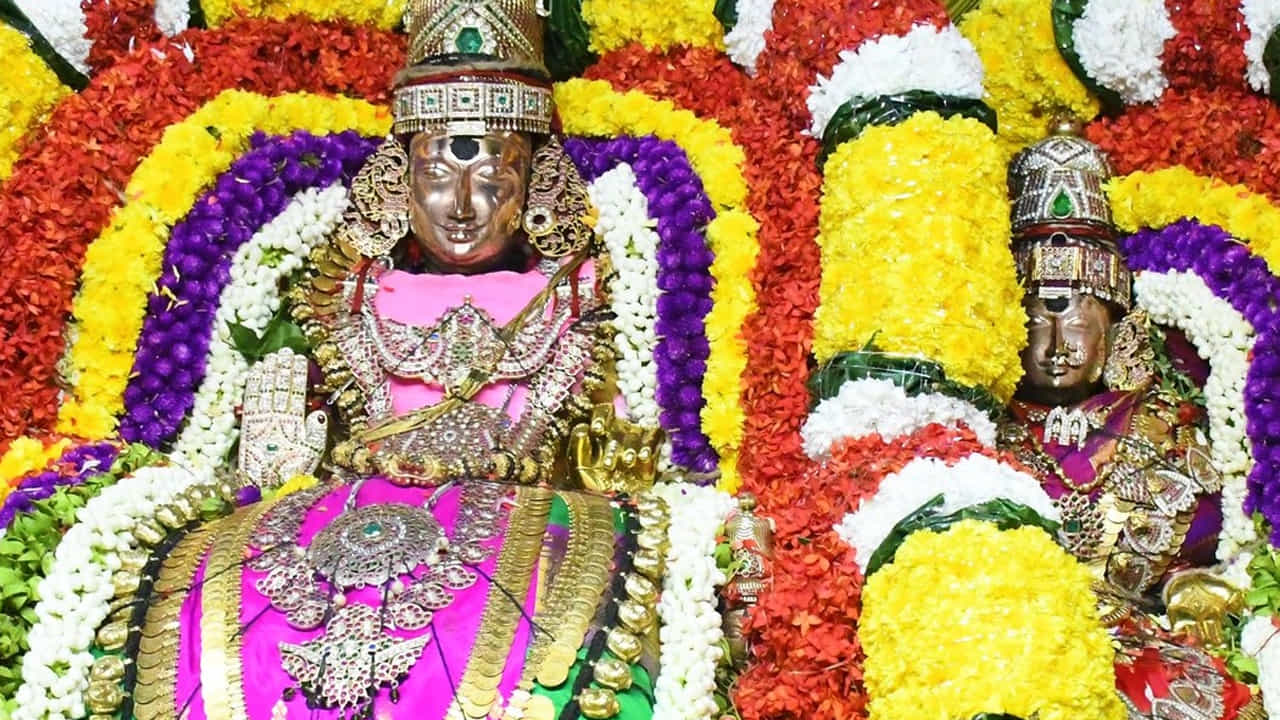 ఆలయంలో ప్రత్యేక పూజల అనంతరం కొండపై 7 అడుగుల పొడవు, 200 కిలోల బరువు కలిగిన జ్యోతిని వెలిగిస్తారు.