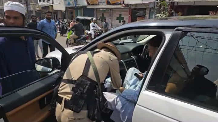 Hyderabad: ఎంపీ అసదుద్దీన్ వాహనాన్ని తనిఖీ చేసిన పోలీసులు Hyderabad: ఎంపీ అసదుద్దీన్ వాహనాన్ని తనిఖీ చేసిన పోలీసులు
