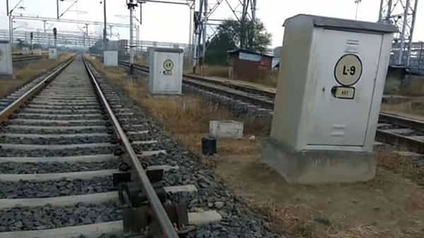 Indian Railways: రైల్వే ట్రాక్ పక్కనుండే ఈ బాక్సులెందుకో తెలుసా.? వీటి ఉపయోగం ఏంటంటే..