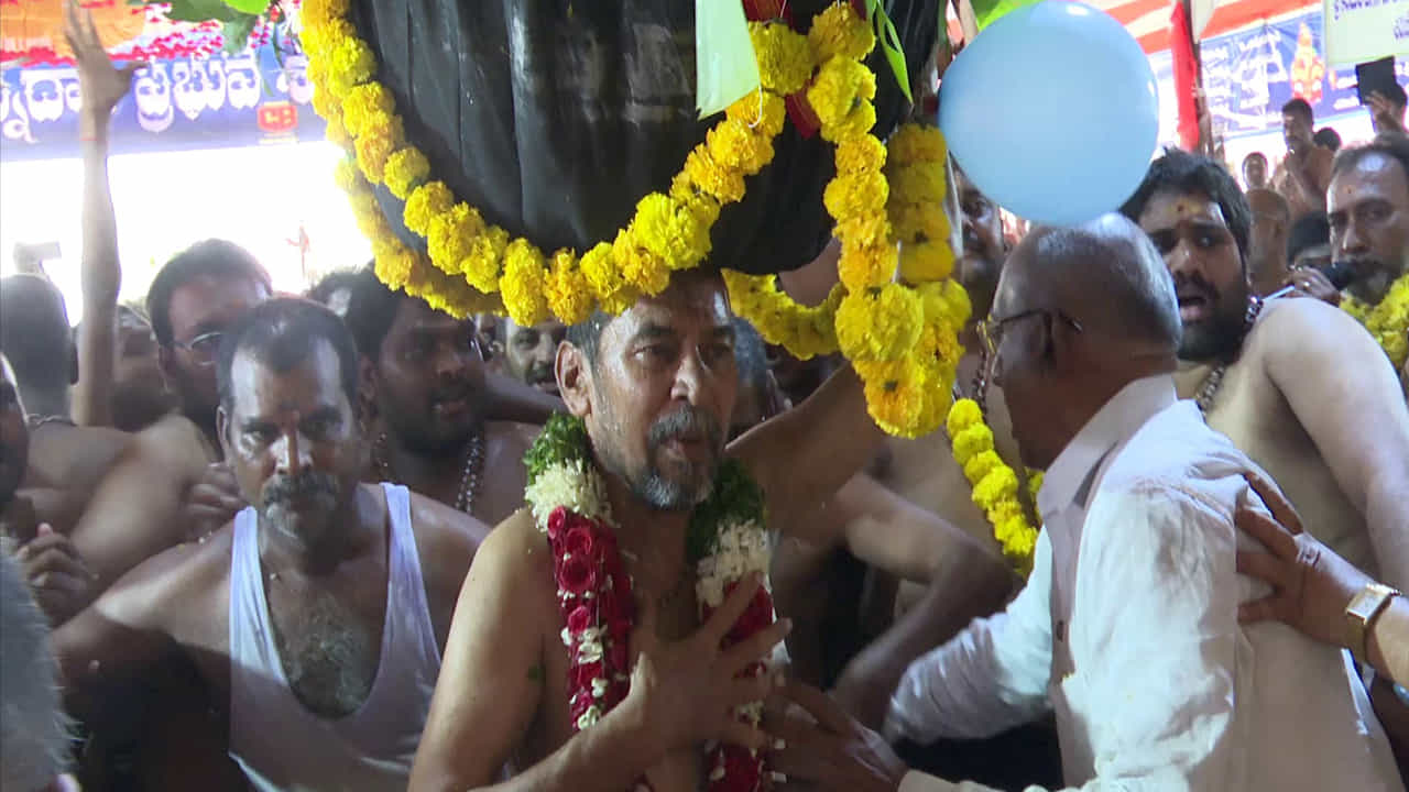 ఇలా చేస్తే కోరికలు నెరవేరతాయని భక్తుల విశ్వాసం. అనంతరం స్వాములు భిక్ష చేసి వదిలిన ఎంగిలి ఆకుల్లో ముందుగా గురుస్వామి మూడుసార్లు అటు ఇటు పొర్లు ప్రదక్షిణలు చేశారు. తర్వాత ఆ ఎంగిలి ఆకులను ఒక బుట్టలో వేసి గురుస్వామి తలపై పెట్టుకుని మేళ తాళాలు, మంగళ వాయిద్యాలతో స్వాములందరూ కలిసి ఊరేగింపు నిర్వహించారు.