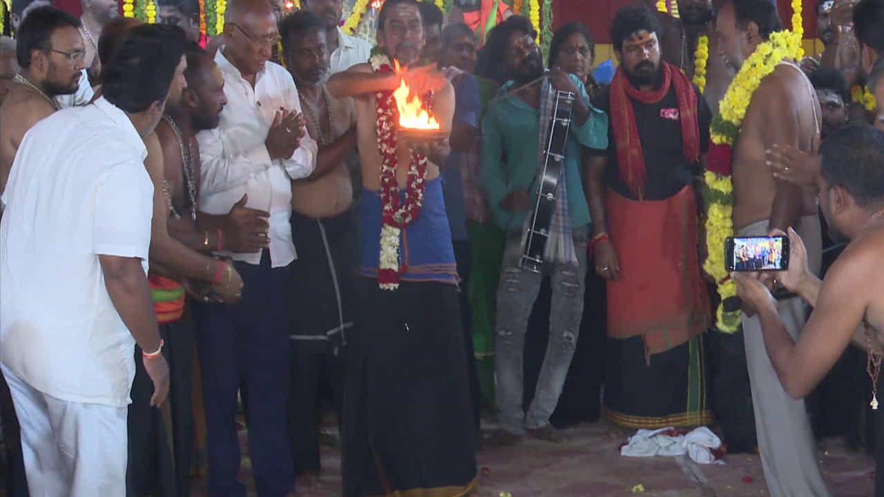ఆ తరువాత ఆ ఎంగిలి ఆకుల గంపను ఏలూరులోని కృష్ణ కాలవ వద్దకు తీసుకువచ్చి గంపలోని ఎంగిలి ఆకులను కాలువ నీటిలో నిమజ్జనం చేశారు. దీన్నే పొర్లు మహోత్సవం అంటారు.