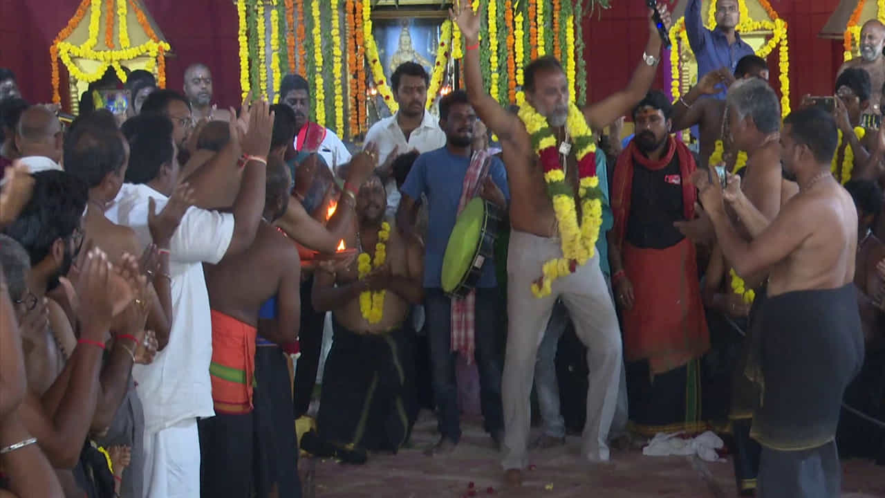 ఈ మహోత్సవాన్ని శబరిమలలోని పంబా నది ఒడ్డున మాత్రమే నిర్వహిస్తారు. కానీ గత కొంతకాలంగా ఏలూరులో ఈ పొర్లు మహోత్సవాన్ని గురుస్వాముల ఆధ్వర్యంలో 108 మంది కన్నె స్వాములతో అత్యంత వైభవంగా నిర్వహిస్తున్నారు.
