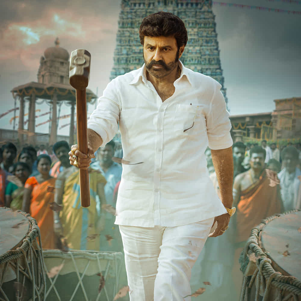 భగవంత్ కేసరితో వరసగా మూడో విజయం అందుకున్న బాలయ్య.. మామూలు జోరు చూపించట్లేదు. పొలిటికల్ బిజీలో ఉండి కూడా నెక్ట్స్ సినిమాను మొదలు పెట్టారీయన. బాబీ దర్శకత్వంలో బాలయ్య నటిస్తున్న షూటింగ్ మొదలైంది. ఫైట్ సీక్వెన్స్తోనే ఈ చిత్ర షూటింగ్ షురూ చేసారు దర్శక నిర్మాతలు. సితార ఎంటర్టైన్మెంట్స్ ఈ సినిమాను నిర్మిస్తున్నారు.