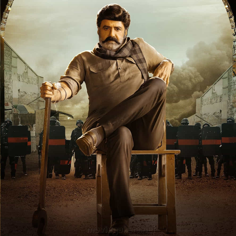 ప్రపంచానికి ఆయన తెలుసు.. కానీ ఆయన ప్రపంచమేంటో ఎవరికీ తెలియదంటూ ఫస్ట్ లుక్తోనే హైప్ పెంచేసారు బాబీ. 1980ల నేపథ్యంలో సాగే మాఫియా స్టోరీ ఇదని తెలుస్తుంది.