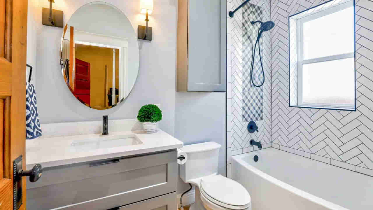 Bathroom Vastu: బాత్రూమ్‌కు సంబంధించిన వాస్తు దోషాలా.. జీవితంలో పేదరికం, బాధలను తెస్తుందని తెలుసా..