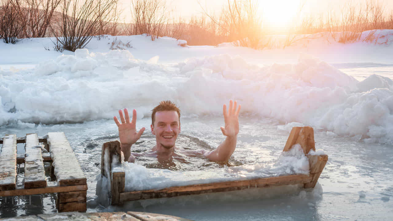 Benefits of Ice Bath: ఇటీవల పలువురు సెలబ్రిటీలు, క్రికెటర్లు ఐస్ వాటర్ బాత్ చేస్తున్న వీడియోలు ఇన్స్టాగ్రామ్, ఫేస్బుక్, యూట్యూబ్లలో వైరల్ అవుతున్నాయి. సెలబ్రిటీలు అనుసరిస్తున్న ఐస్ వాటర్ ట్రెండ్ ను సామాన్యులు కూడా ఫాలో అవుతున్నారు. ప్రస్తుతం ఐస్ వాటర్ బాత్ చాలా ట్రెండింగ్లో ఉంది. ఐస్ వాటర్ బాత్ ను కూడా చాలా మంది సవాలుగా స్వీకరించారు. 10 నుంచి 15 నిమిషాల పాటు ఐస్ వాటర్ లో కూర్చొని ఈ థెరపీని తీసుకుంటారు.