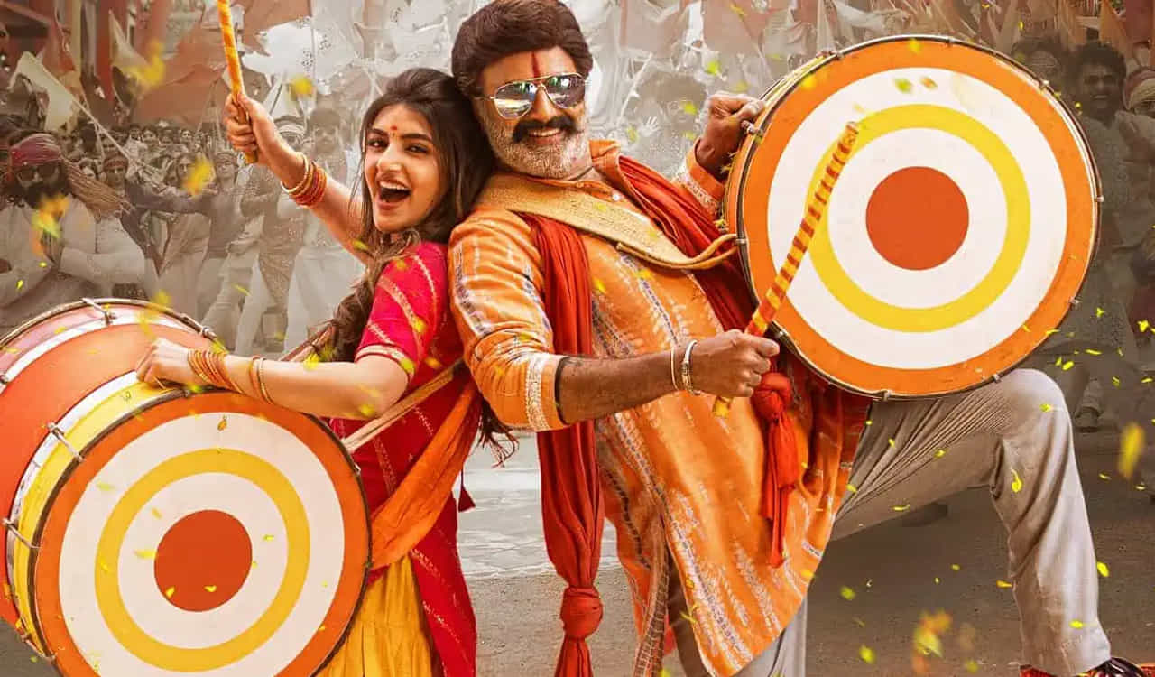 6 వారాల అగ్రిమెంట్ అయితే మాత్రం.. డిసెంబర్ ఫస్ట్ వీక్లో సినిమా వస్తుంది.. అలా కాకపోతే మరో వారం రోజుల్లోనే భగవంత్ కేసరి రాక ఖాయం. మరోవైపు భగవంత్ కేసరి హిందీ డబ్బింగ్ తనే స్వయంగా చెప్తున్నాడు బాలయ్య. హిందీ వర్షన్ కూడా త్వరలోనే రానుంది. ప్రస్తుతం బాబీ దర్శకత్వంలో ఓ సినిమా చేస్తున్నాడు NBK. ఇది 1980స్ నేపథ్యంలో సాగే సీరియస్ మాఫియా డ్రామా. ఈ సినిమా 2024 ఎన్నికలకు ముందే విడుదల కానుంది.