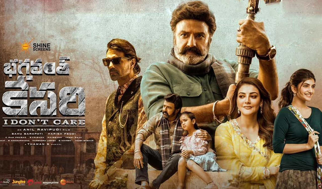 ఇక బ్యాలన్స్ ఉన్నది భగవంత్ కేసరి మాత్రమే. బాలకృష్ణ, కాజల్, శ్రీలీల ప్రధాన పాత్రల్లో అనిల్ రావిపూడి తెరకెక్కించిన ఈ చిత్రం మంచి విజయం సాధించింది. ఎమోషనల్ యాక్షన్ డ్రామాగా వచ్చిన భగవంత్ కేసరి విడుదలై ఇప్పటికే నెల రోజులు అయిపోయింది. థియెట్రికల్ రన్ కూడా దాదాపు పూర్తైపోయింది. అయినా కూడా ఇప్పటి వరకు సినిమా ఓటిటి రిలీజ్ డేట్పై క్లారిటీ ఇవ్వలేదు మేకర్స్.