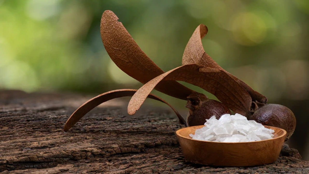 కర్పూరం మొటిమల సమస్యలను తగ్గించడంలో సహాయపడుతుంది. కర్పూరంలో యాంటీ బ్యాక్టీరియల్ లక్షణాలు ఉంటాయి. ఇది మొటిమల నొప్పి, వాపును తగ్గిస్తుంది. మీరు మోటిమలు చికిత్సకు కర్పూరం ఉపయోగించవచ్చు. శీతాకాలంలో కాళ్ల మడిమలు ఎక్కువగా పగులుతుంటాయి. పగుళ్ల నివారణకు కర్పూరం పని చేస్తుంది. కర్పూరం నానబెట్టిన నీటిలో పాదాలను కాసేపు నానబెట్టండి. ఇది మీ పాదాలను స్క్రబ్ చేస్తుంది. ఆ తర్వాత పాదాలకు పెట్రోలియం జెల్లీ లేదా మాయిశ్చరైజర్ రాస్తే పగుళ్లు మాయం అవుతాయి. 