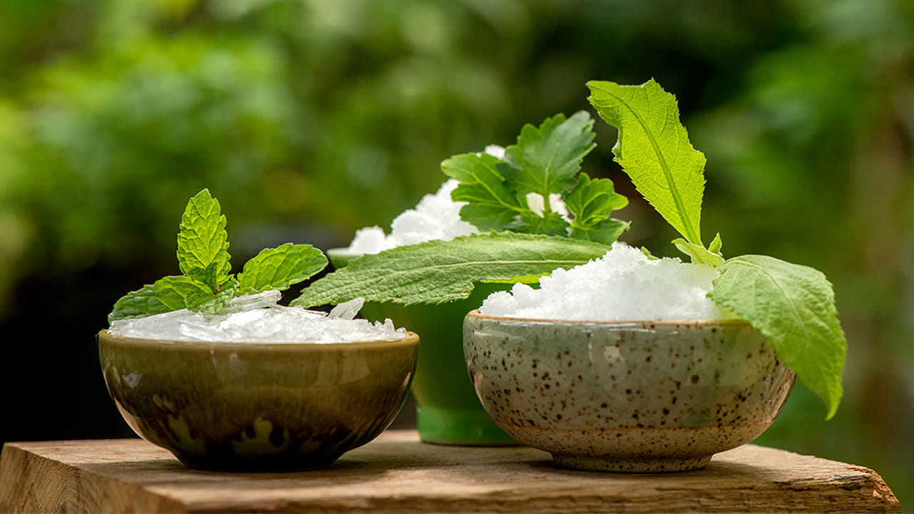 గోళ్ళ మూలలో ఇన్ఫెక్షన్‌ వచ్చి నొప్పి కలిగితే కర్పూరం వినియోగించవచ్చు. కర్పూరం నూనె గోళ్ల ఇన్ఫెక్షన్లను తగ్గించడంలో సహాయపడుతుంది. ఎందుకంటే దీనిలో క్రిమినాశక, యాంటీ ఫంగల్ పదార్థాలు ఉంటాయి.  కర్పూరం జుట్టు సమస్యలను తొలగించడంలో కూడా సహాయపడుతుంది. 