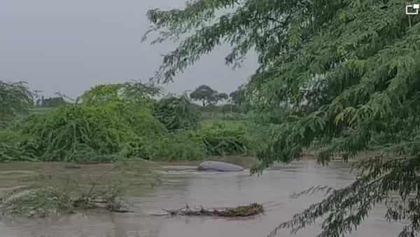 Andhra Pradesh: దొండవాగు ఉధృతికి కొట్టుకుపోయిన కారు.. ఇద్దరు ప్రయాణికులు గల్లంతు..! ఎట్టకేలకు..