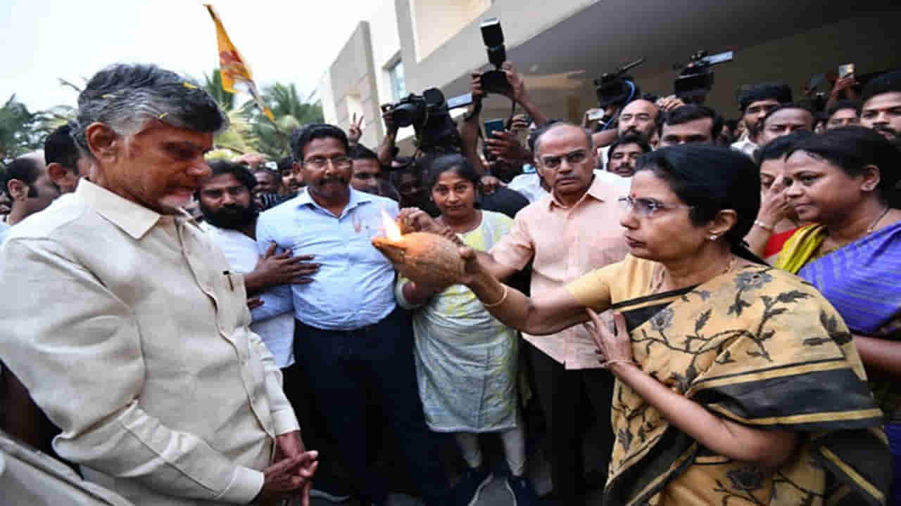 Chandrababu: 13 గంటలకు పైగా సాగిన చంద్రబాబు ర్యాలీ.. దిష్టి తీసి.. హారతిచ్చి స్వాగతం పలికిన భువనేశ్వరి