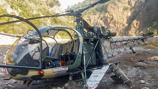 Helicopter Crash: కేరళలో పెను ప్రమాదం.. కొచ్చిలో కుప్పకూలిన నేవీ హెలీకాప్టర్ ఒకరు మృతి..