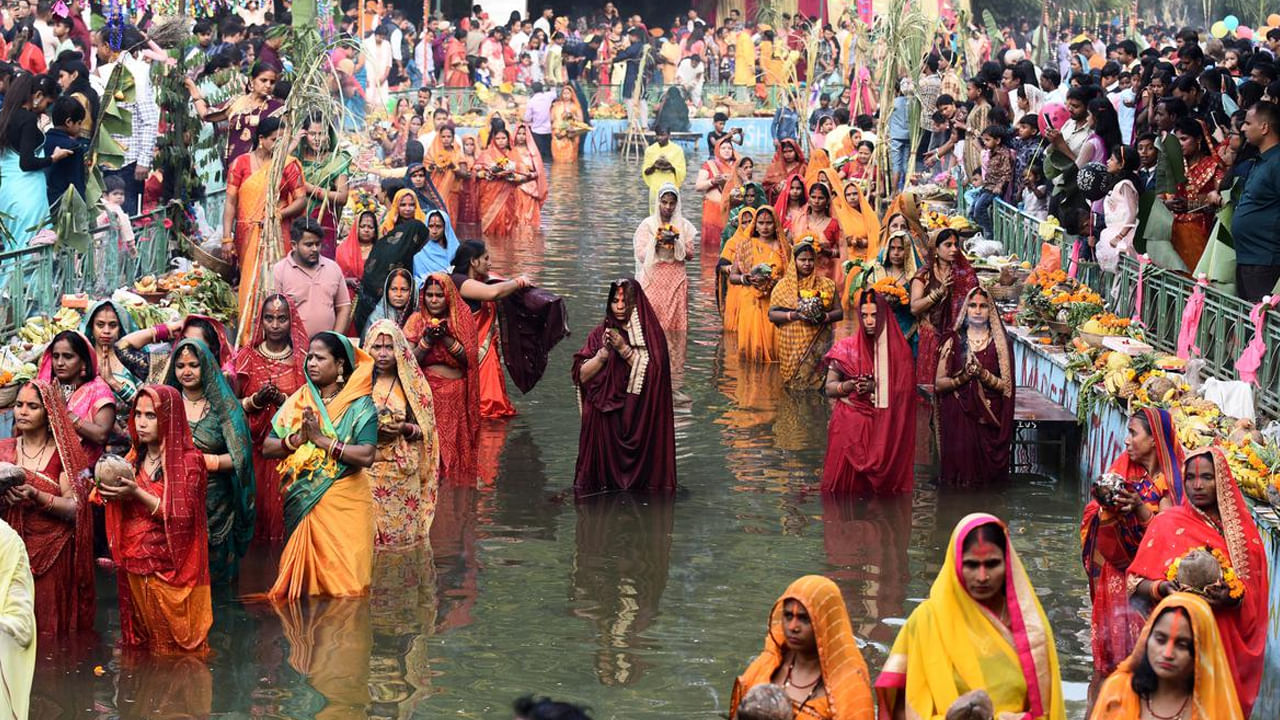 Chhath Festival: ఉత్తరాదిలో ఛత్‌ ఫెస్టివల్‌ సందడి.. విషపు నురగల మధ్యే భక్తుల పుణ్యస్నానాలు..