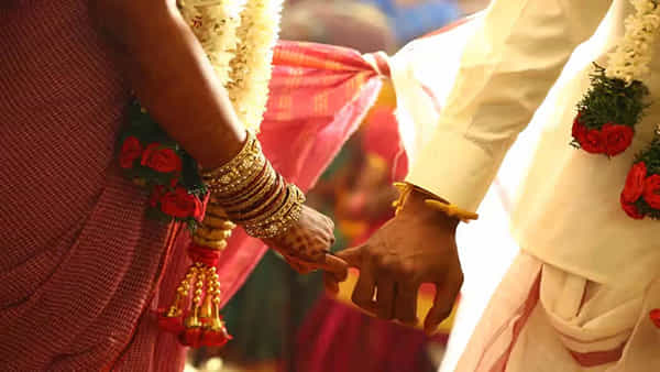 Watch Video: వీరి వివాహం స్వర్గంలో నిశ్చయించారనుకుంటా..! ప్రేమకు అద్దంపట్టే పెళ్లి.. వీడియో వైరల్..