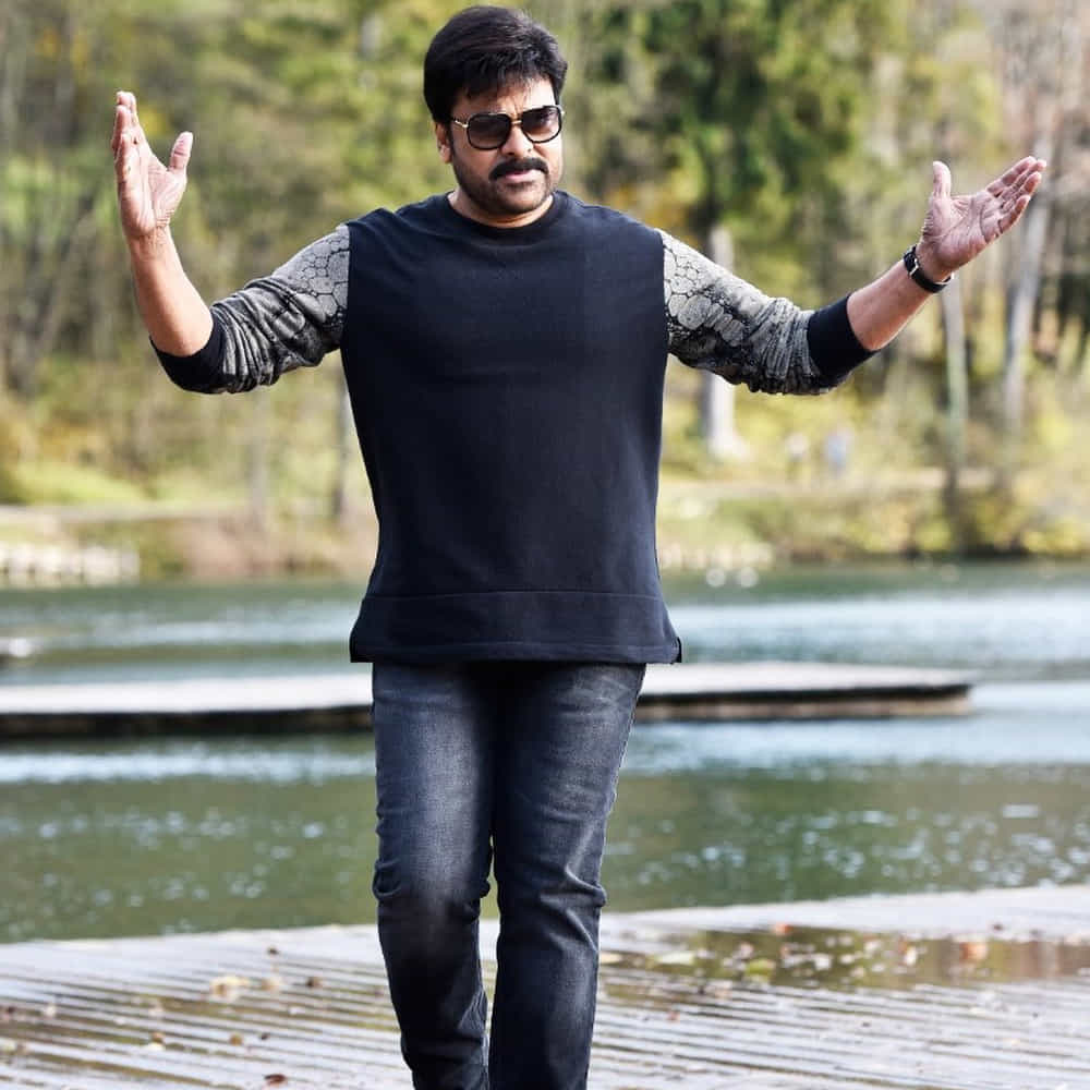 సెకండ్ ఇన్నింగ్స్లో వరుస సినిమాలు చేసేందుకు ప్లాన్ చేసిన మెగాస్టార్ చిరంజీవి సడన్ గా ప్లాన్ మార్చేశారు. వరుస ఫెయిల్యూర్స్ ఇబ్బంది పెట్టడంతో అప్ కమింగ్ సినిమాల విషయంలో కొత్త ట్రెండ్ సెట్ చేస్తున్నారు.
