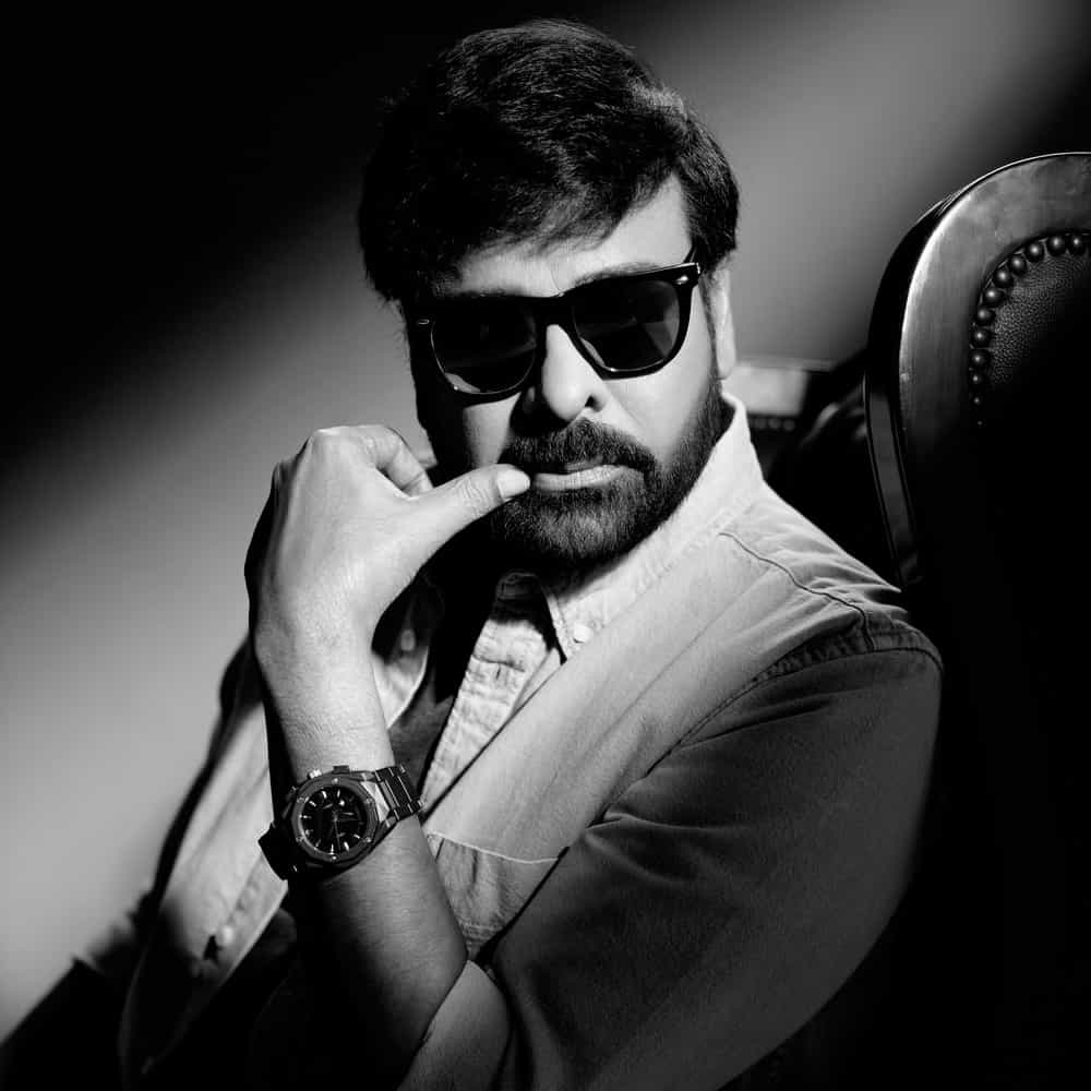పాపం ప్రతీ సినిమాతో సిక్స్ కొట్టాలనే బాక్సాఫీస్ బరిలోకి దిగుతున్నారు చిరంజీవి. కానీ ఏదో ఒక సినిమా మాత్రమే బౌండరీ దాటితే.. మిగిలినవి బెడిసి కొడుతున్నాయి. ఈ మధ్యే భోళా శంకర్ ఇచ్చిన షాక్తో రీమేక్స్కు బ్రేక్ ఇచ్చి.. స్ట్రెయిట్ స్టోరీస్ చేయాలని ఫిక్స్ అయిపోయారు మెగాస్టార్. ఈ క్రమంలోనే కళ్యాణ్ కృష్ణను కూర్చోబెట్టి.. వశిష్టను లైన్లోకి తీసుకొచ్చారు చిరు.