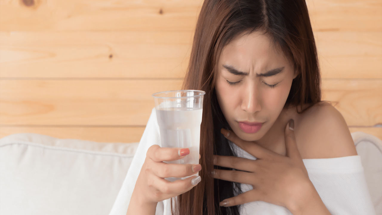 భారత వైమానిక దళానికి మొదటి బెంగాలీ ఎయిర్ మార్షల్ సుబ్రతా ముఖర్జీ 1960లో జపాన్‌లోని టోక్యోలోని ఓ రెస్టారెంట్‌లో ఆహారం తింటూ మరణించారు. అలాగే మాజీ US అధ్యక్షుడు జార్జ్ బుష్ ఆహారం తినేటప్పుడు పొలమారి ఉక్కిరిబిక్కిరై మరణించారు. ఇలాంటి కేసులు చాలానే ఉన్నాయి. చాలా మంది ఆహారం తినేటప్పుడు  గొంతులో ఆహారం ఇరుక్కుని పొలమారుతుంది. ఇది ఏమంత సమస్యకాదని భావించేవారే అధికం. ఇలాంటి సందర్భాల్లో ఆహారం గొంతులో ఇరుక్కుపోయి మరణం కూడా సంభవిస్తుంది.