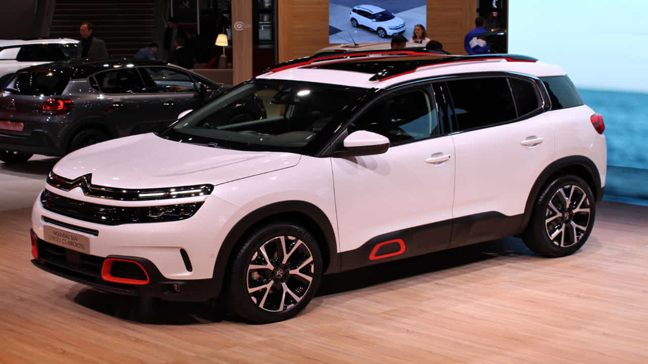 citroen c5 aircross - ఫ్రెంచ్ కార్ తయారీదారు సిట్రోయెన్ భారతదేశంలో తన 7-సీటర్ SUV C5 ఎయిర్‌క్రాస్‌పై భారీ తగ్గింపులను అందిస్తోంది. ఈ పండుగ సీజన్‌లో C5 ఎయిర్‌క్రాస్ అమ్మకాలను పెంచడానికి కంపెనీ పూర్తి సన్నాహాలు చేసింది. ఈ పండుగ సీజన్‌లో సిట్రోయెన్ C5 ఎయిర్‌క్రాస్‌పై రూ. 2 లక్షల వరకు తగ్గింపు ఇవ్వబడుతోంది. ఈ SUV ధర రూ. 36.91 లక్షల (ఎక్స్-షోరూమ్) నుండి ప్రారంభమవుతుంది.

